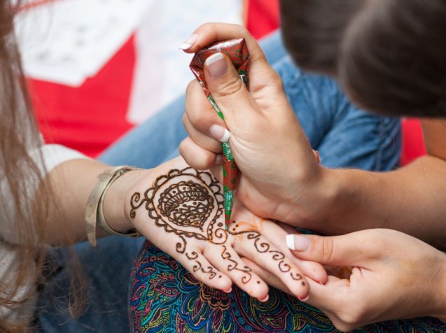 Hindari bahaya Tato Henna Mengandung Zat Kimia