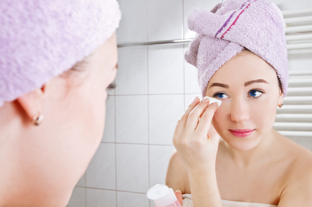 Membersihkan sisa-sisa make up